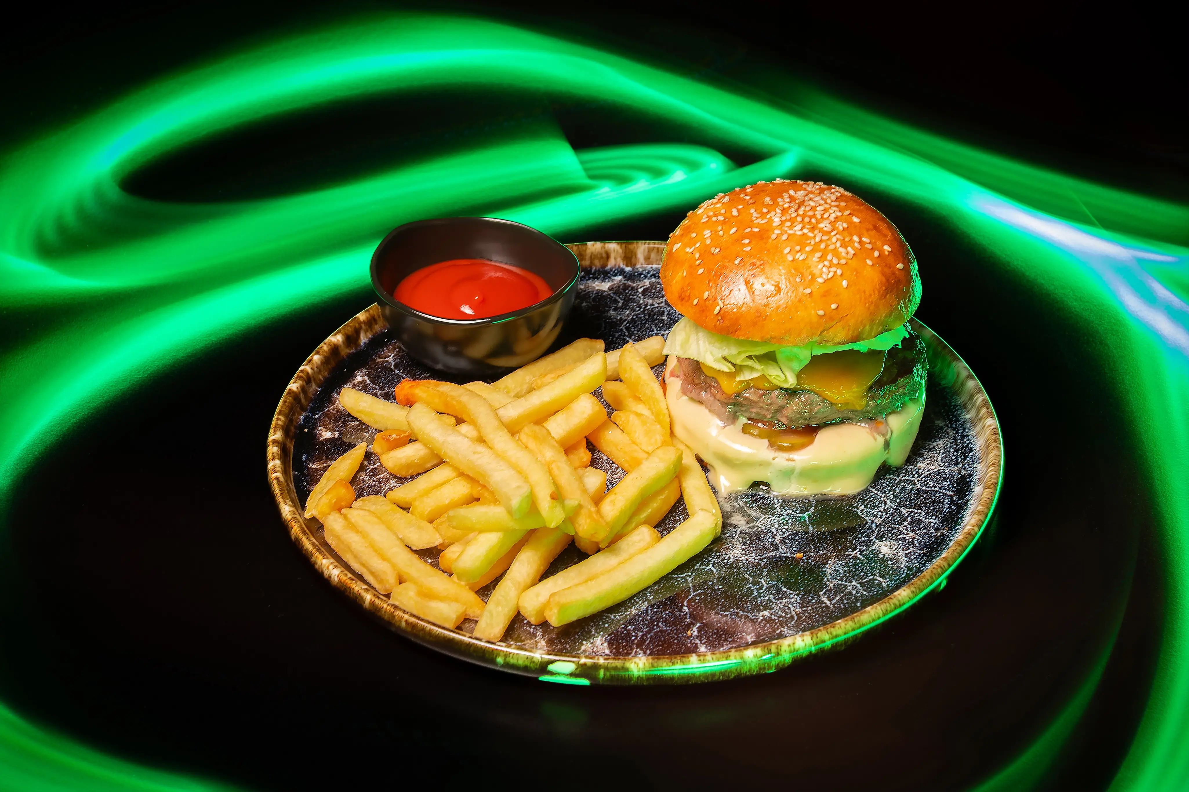 Бургер с котлетой из мраморной говядины и картофелем фри