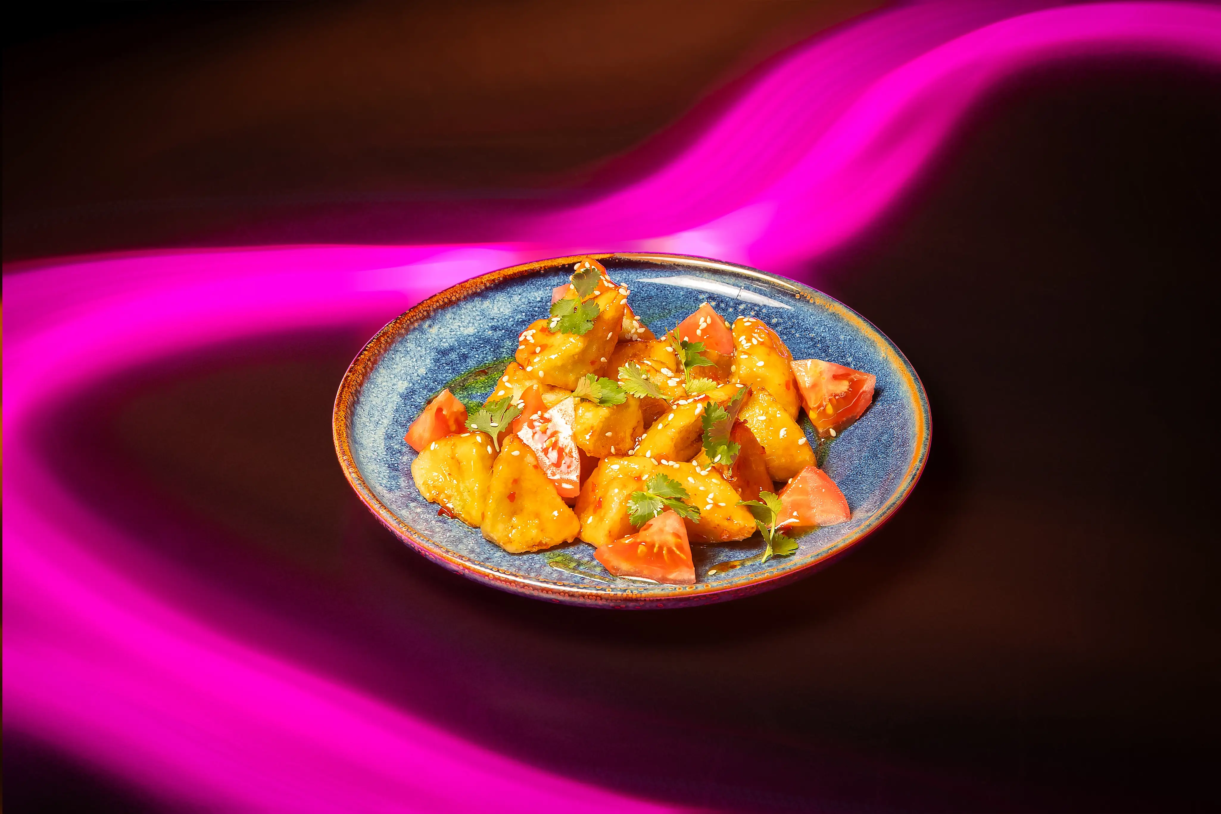 Салат с хрустящими баклажанами и томатами