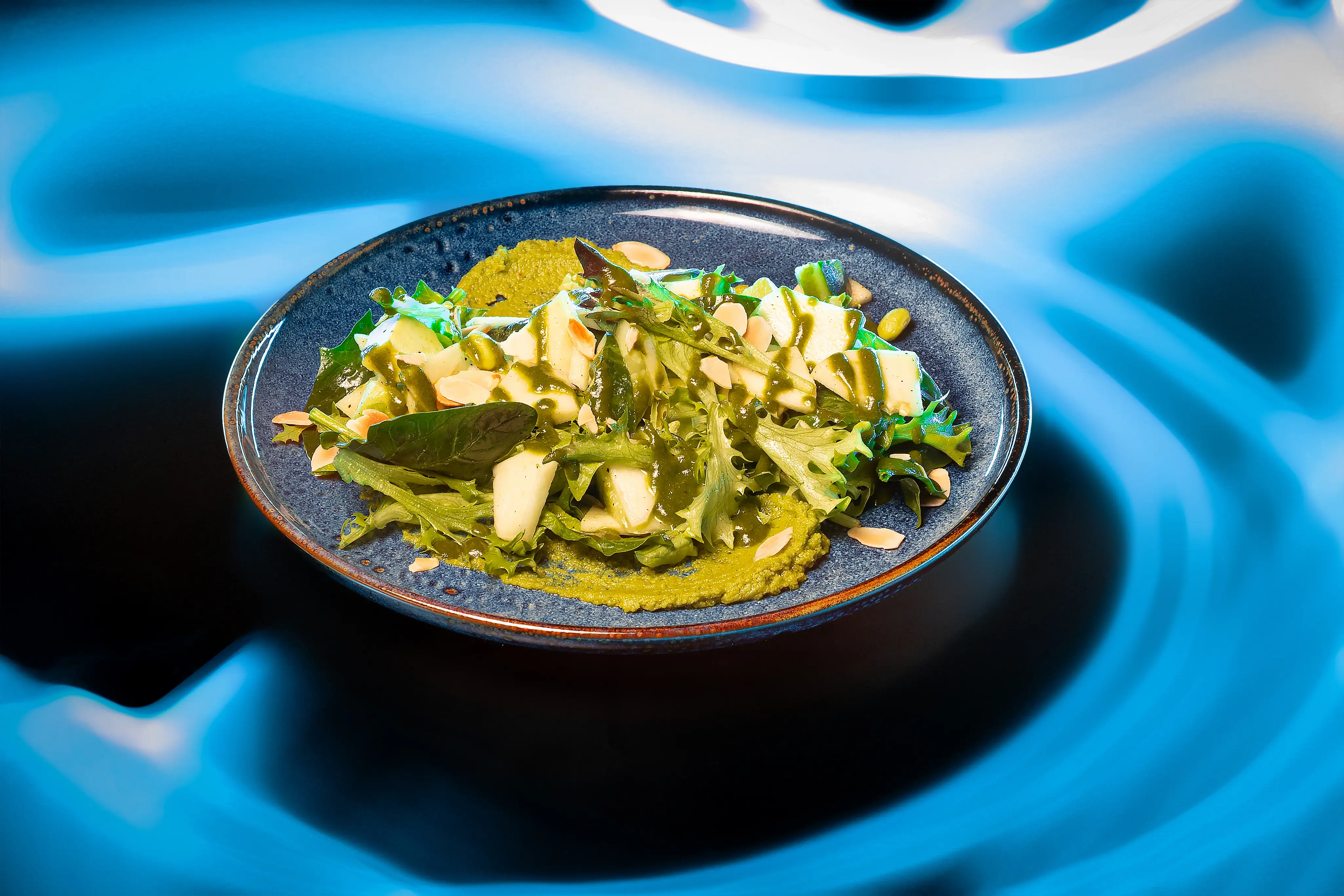 Салат зелёный под соусом Хумус