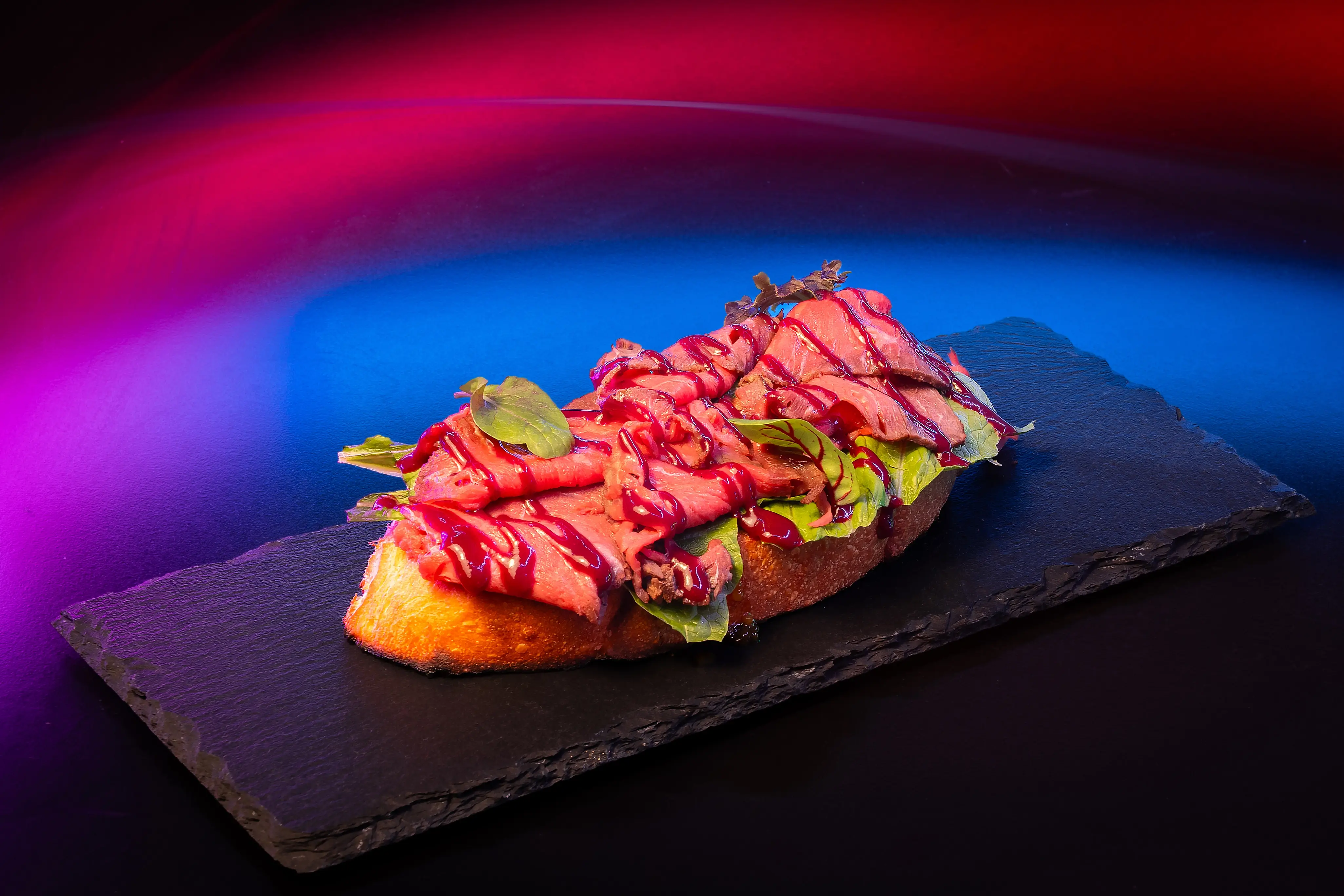 Брускета с ростбифом под ягодным соусом