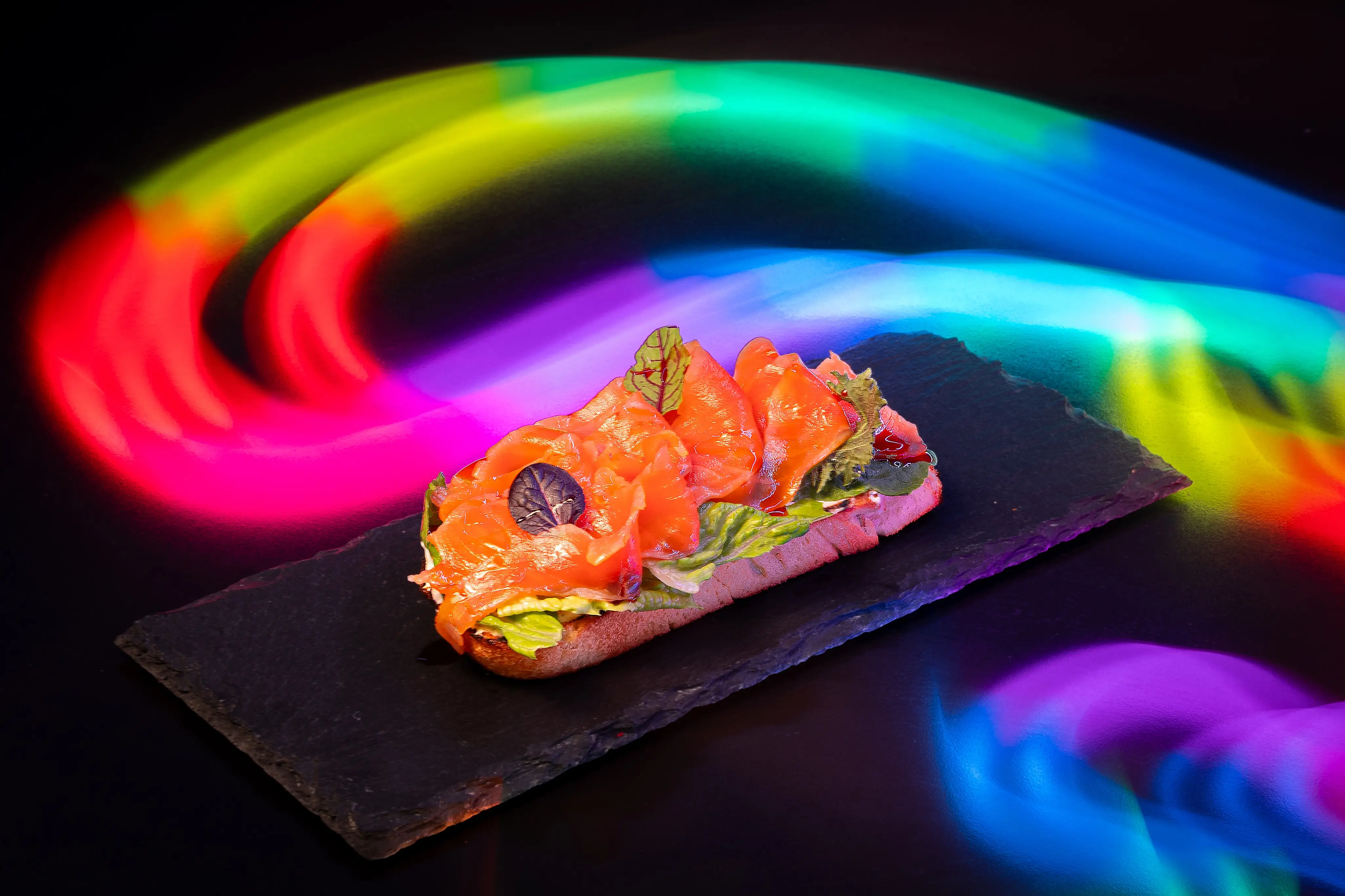 Брускета с форелью и творожным соусом